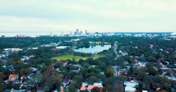 Aerial Video Flying High Speed Downtown Petersburg Crescent Lake Park — Stockvideo