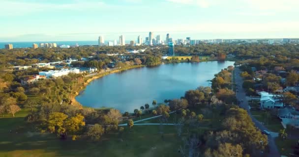 Aerial Video Crescent Lake Downtown Petersburg Skyline Background — Stock videók