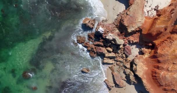 Waves Crashing Agains Red Rock Beach — Stock videók