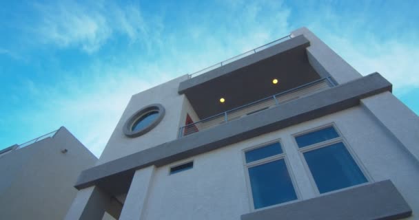 View Facade Modern House Architectural Design Rooftop Bright Blue Sky — Vídeo de Stock
