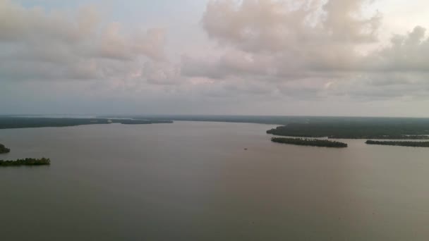 Mooie Luchtfoto Van Een Backwater Vembanadu Lake Waterlijnen Schemering Zonsondergang — Stockvideo