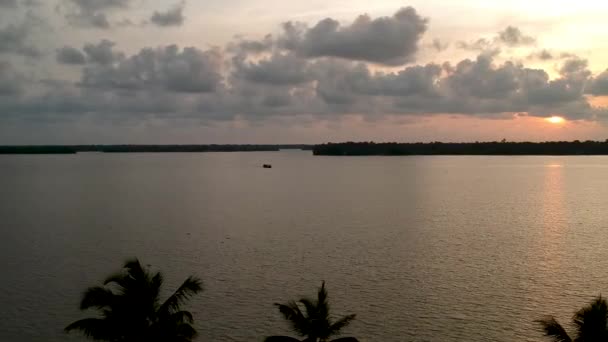 Mooie Luchtfoto Van Een Backwater Vembanadu Lake Waterlijnen Schemering Zonsondergang — Stockvideo