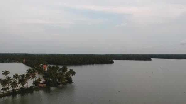 Prachtige Luchtfoto Van Een Backwater Oever Van Vembanad Meer Kanaal — Stockvideo