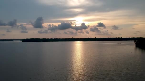 Красивий Повітряний Постріл Задніх Вод Канал Захід Сонця Кокосові Дерева — стокове відео