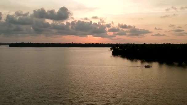 Mooie Luchtfoto Van Een Backwater Vembanadu Lake Waterlijnen Schemering Zonsondergang — Stockvideo