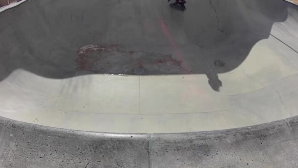 Long Hair Hispanic Skateboarder Back Side Carves Ice Filled Skate — Vídeo de Stock