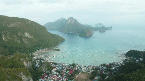 Aerial Вид Прибрежный Город Скалы Гавань Лодками Морем Эль Нидо — стоковое видео