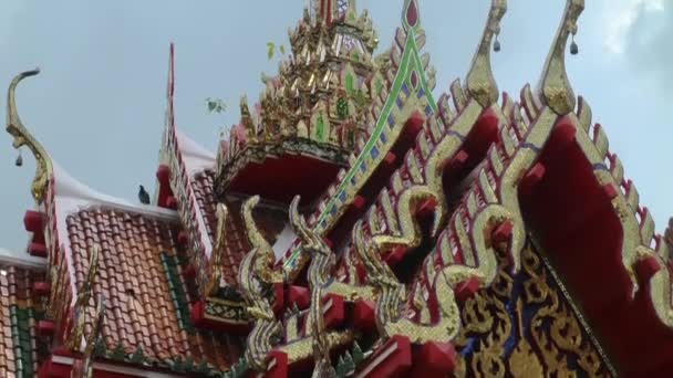 Beautifully Designed Rooftop Buddhist Temple Bangkok Thailand Pan Upshot — Stock Video