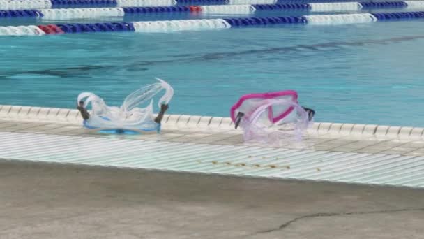 Two Children Diving Masks Edge Swimming Pool Close — ストック動画