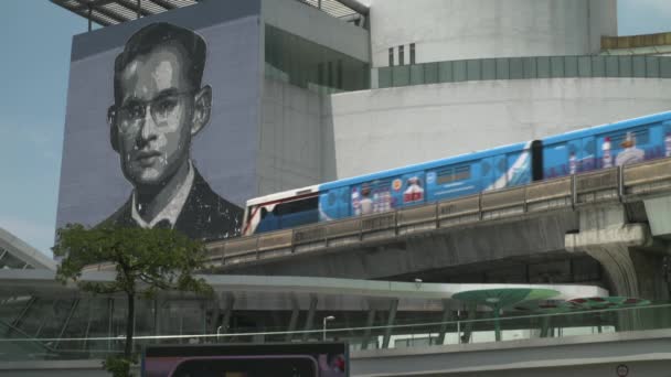 Passenger Train Passing Building His Majesty King Bhumibol Adulyadej Portrait — Stockvideo