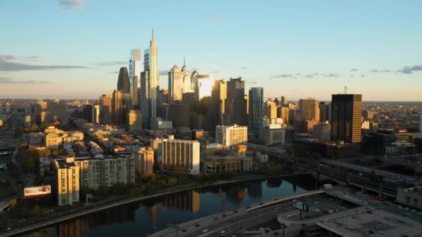 Aerial Drone Flying Forward Showing Philadelphia Skyline Comcast Technology Center — Stock videók