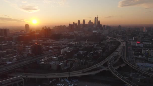 Aerial View Moving Forward Showing Philadelphia Skyline Highways Cars Traffic — стоковое видео