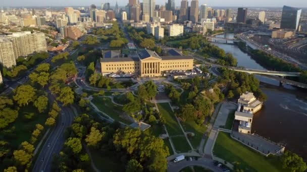 Aerial Drone Reveal Philadelphia Skyline Art Museum Ben Franklin Parkway — Wideo stockowe