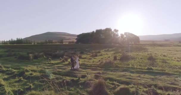 Couple Walking Sunset — Video Stock