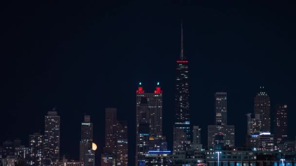 Средний Снимок Почти Полнолуния Поднимающегося Позади Над Северной Стороной Чикагского — стоковое видео