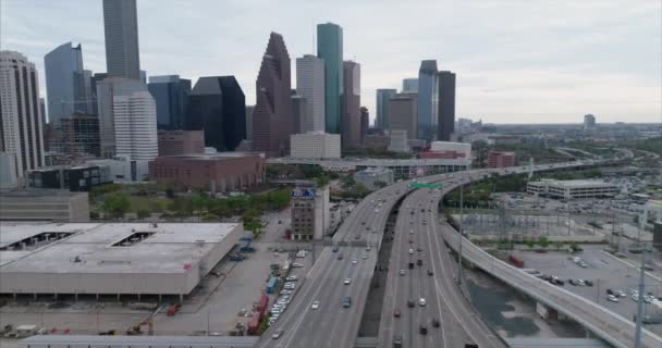 Aerial View Traffic Freeway Downtown Houston Cloudy Day Sunset Video — Stock video