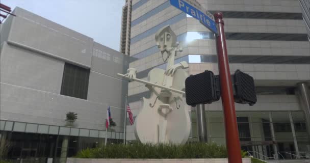 ヒューストン中心街のリリック センターの外に大きな彫刻のショットを確立低角度 このビデオは最高の画質のために4Kで撮影されました — ストック動画