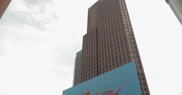 Video Houston Largest Mural Depicts Three Ballet Dancers Side Building — Stok video