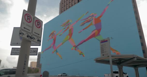 Video Houston Largest Mural Depicts Three Ballet Dancers Side Building — Stock video