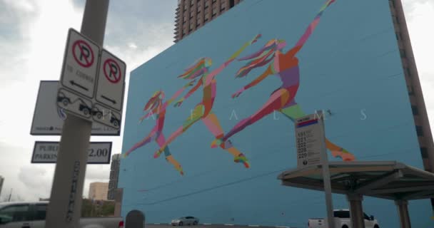 Video Houston Largest Mural Depicts Three Ballet Dancers Side Building — Vídeo de Stock