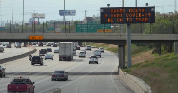 Video Electronic Freeway Billboard Sign West Freeway Houston Informing Commuters — Stockvideo
