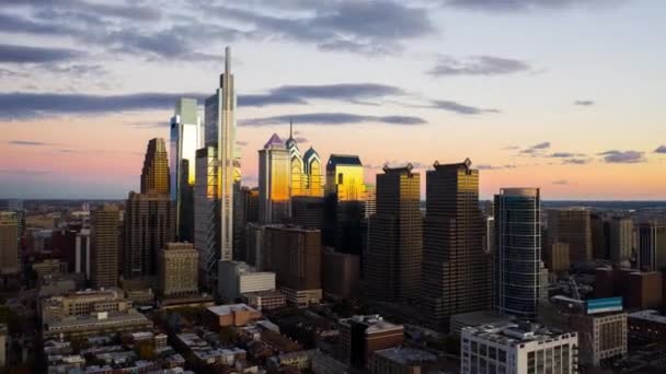 Aerial Pull Back Timelapse Philadelphia Skyline Colorful Sunset Showcasing Tall — Vídeos de Stock