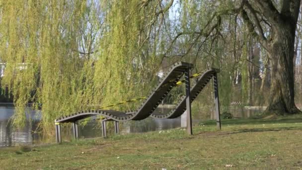 Taped Wooden Sun Loungers Public Park Pond — Stockvideo