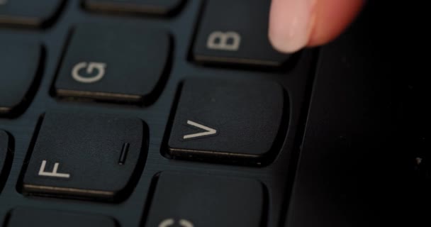 Pushing Button Black Keyboard English Letters Used Macro Lens Slow — Vídeo de Stock