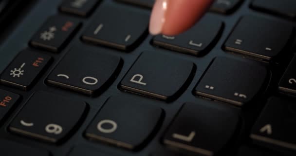 Pushing Button Black Keyboard English Letters Used Macro Lens Slow — Vídeo de Stock