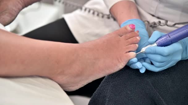 Pedicurist Master Blue Gloves Filing Toenails Pedicure Salon Using File — Αρχείο Βίντεο