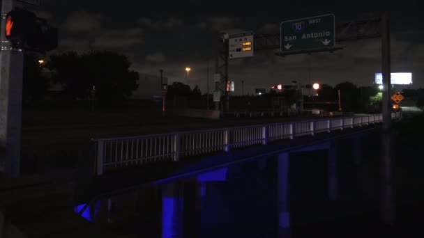 Night Time Lapse Traffic Entering Freeway San Antonio Sign Video — стоковое видео