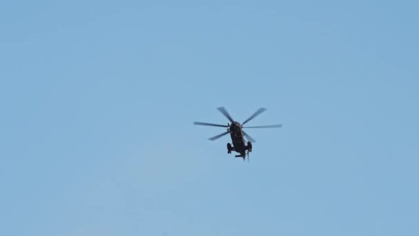 Militaire Helikopter Vliegen Boven Onder Heldere Hemel — Stockvideo