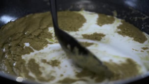 Μίξη Coconut Milk Thai Green Curry Paste Μαύρο Τηγάνι Close — Αρχείο Βίντεο