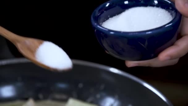 Προσθήκη Πίνακα Κουτάλι Της Ζάχαρης Αλάτι Από Μικρό Μπλε Μπολ — Αρχείο Βίντεο