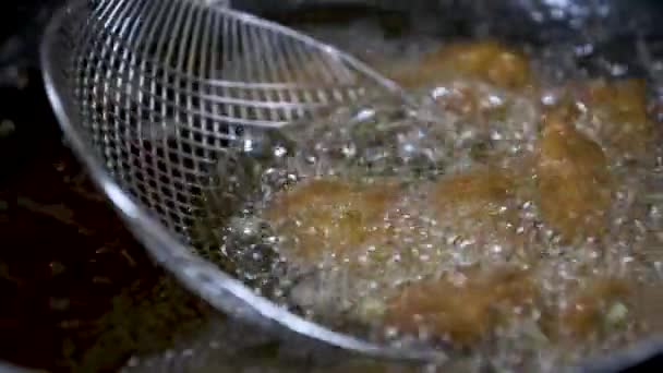 Deep Frying Tod Man Pla Thai Fish Cakes Hot Oil — 비디오