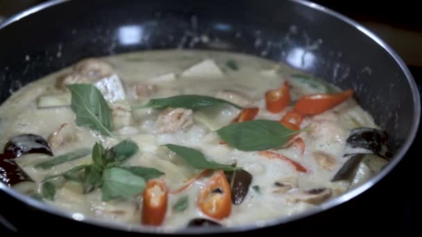 Προσθήκη Φρέσκου Ταϊλανδέζικου Βασιλικού Στο Simmering Healthy Vegan Vegan Curry — Αρχείο Βίντεο