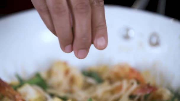 Female Hand Squeezing Piece Fresh Green Lime Shrimp Pad Thai — Vídeo de Stock