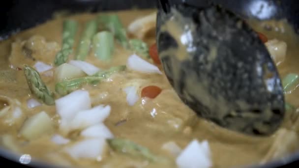 Stir Mixing Tomato Green Asparagus Onion Shrimp Thai Yellow Curry — Vídeo de stock