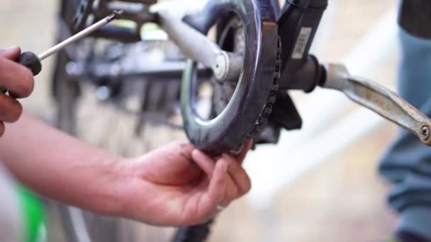 Caucasian Male Mechanic Hands Inserting Steal Clip Bicycle Pedal Attaches — Stockvideo