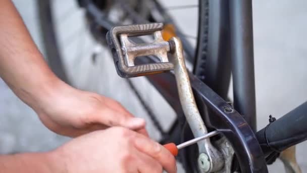 Caucasian Male Mechanic Hand Uses Screwdriver Loosen Screw Bicycle Pedal — Vídeos de Stock