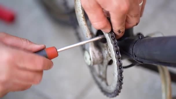Καυκάσιος Αρσενικό Μηχανικό Δάχτυλα Σφίξτε Βίδα Στο Πλαίσιο Του Ποδηλάτου — Αρχείο Βίντεο