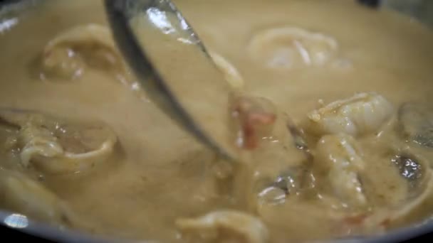 Φρέσκια Γαρίδες Γίνονται Κόκκινα Ενώ Μαγείρεμα Στην Κρέμα Καρύδας Curry — Αρχείο Βίντεο