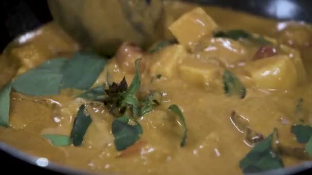 Stir Fry Thick Thai Yellow Curry Duck Pineapple Sweet Basil — Vídeo de Stock