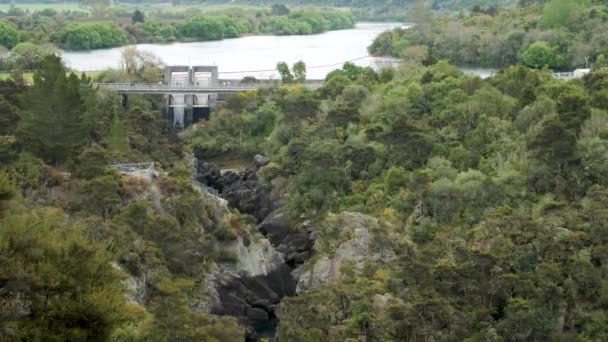 Aratiatia Barajı Yeni Zelanda Salıyor Bir Dizi Şelale Oluşturuyor — Stok video