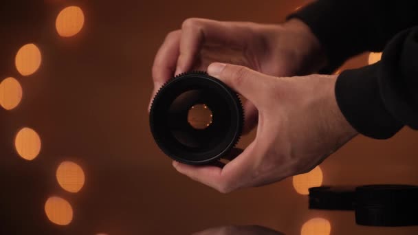 Hand Model Opens Closes Aperture Cine Lens — 图库视频影像