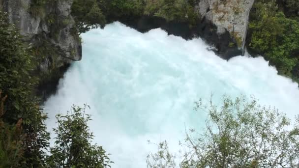 Wide Shot Vibrant Blue Huka Falls New Zealand — стоковое видео
