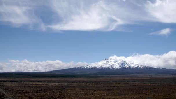 Wide Establishing Shot Mount Ruapehu Surrounded Beautiful Clouds New Zealand — Wideo stockowe