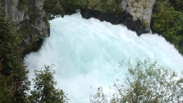 Wide Shot Vibrant Blue Huka Falls New Zealand — Stockvideo