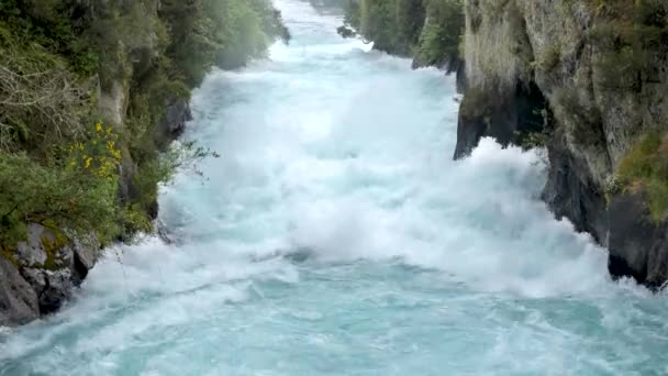 Close Shot Aggressive River Leading Huka Falls New Zealand — Wideo stockowe