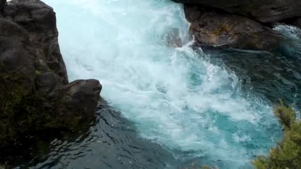 Medium Shot Bubbling White Water Vibrant Blue Huka Falls New — Vídeos de Stock